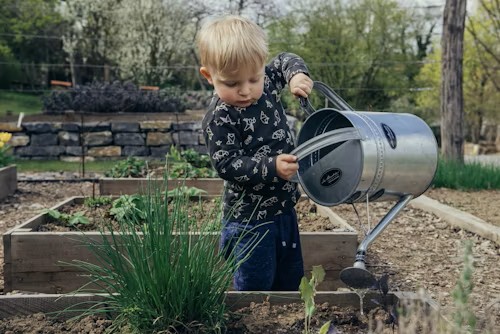 Handarbeit im Garten